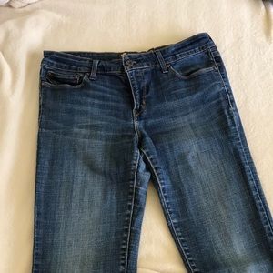 Levis jeans, slight curve